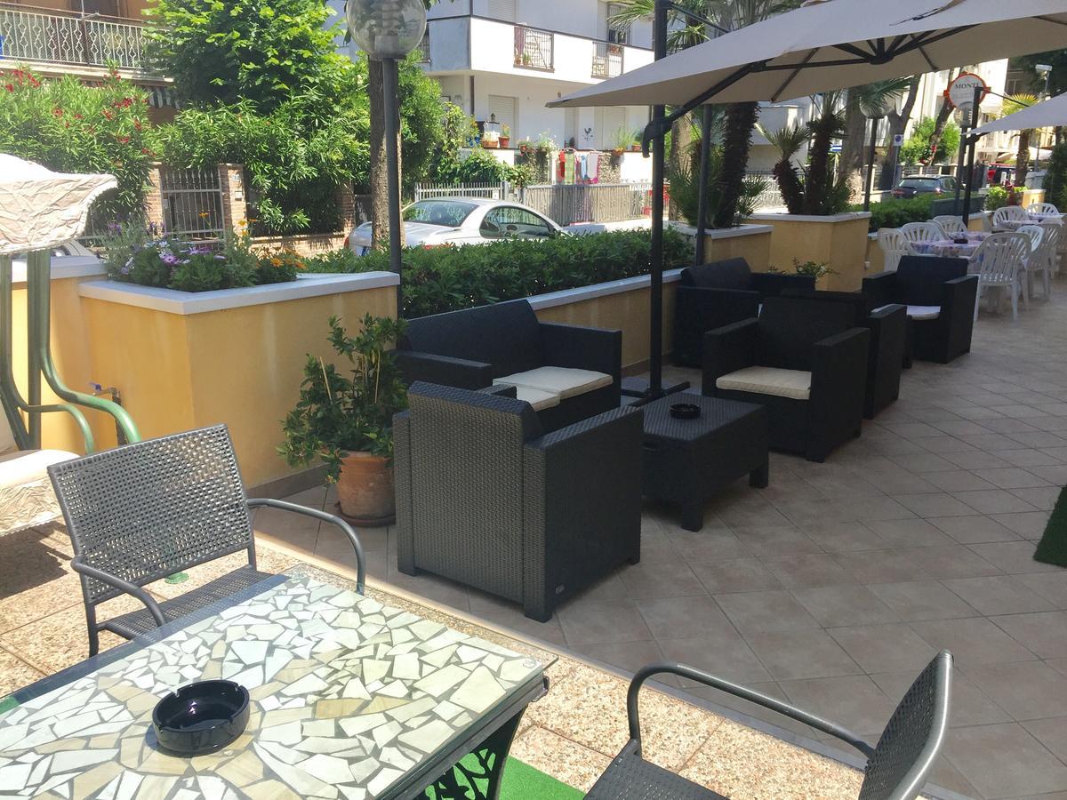 Hotel Monti Riccione Exterior foto